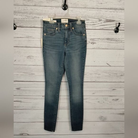 NWT: "Universal Thread" woman's jeans - Picture 1 of 16